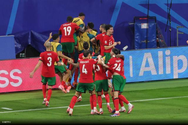1719086535149013055.jpg portugal-nunca-tinha-beneficiado-de-tantos-auto-golos-numa-f.jpg