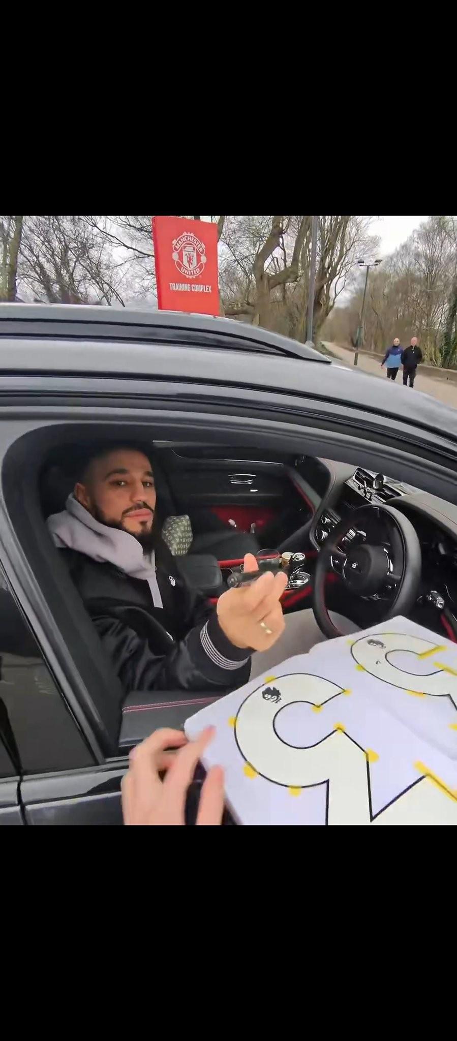 开云体育下载-马兹拉维停车给球迷签名，轮到签名贩子时敷衍画了两笔