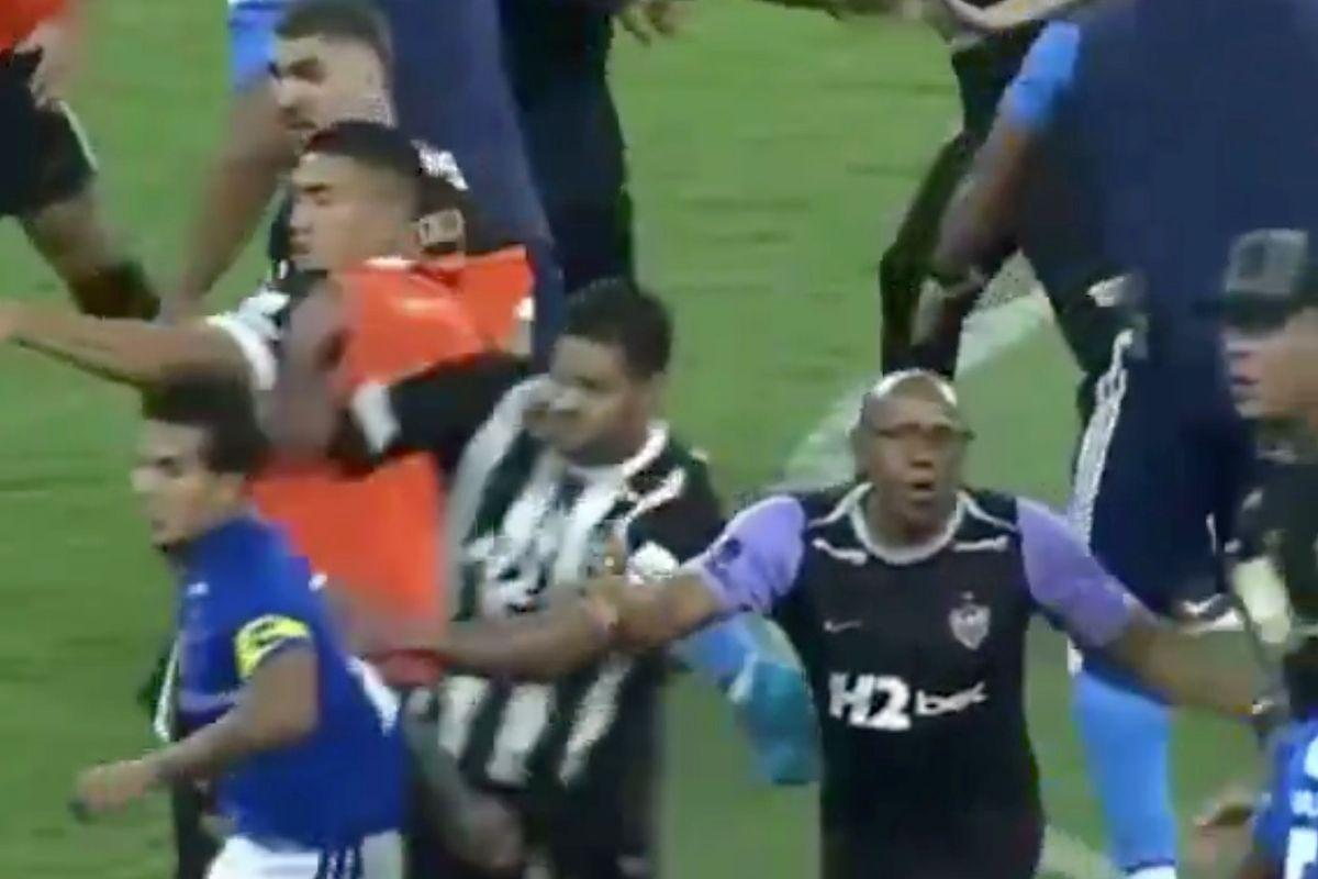 开云体育下载-足坛罕见暴力群殴！终场前30秒爆发大乱斗，23人集体被驱逐